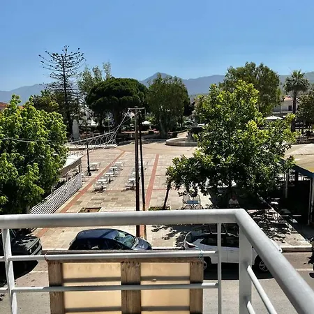 με θέα την πλατεία Filiatra