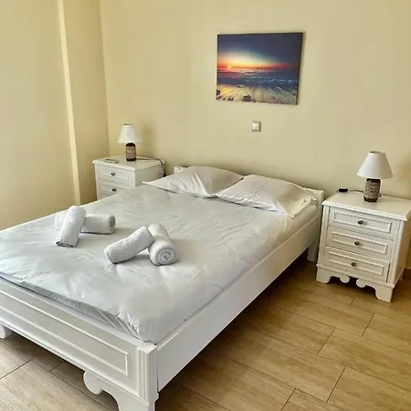 με θέα την πλατεία Filiatra