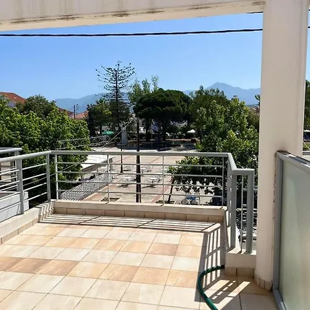 με θέα την πλατεία * Filiatra