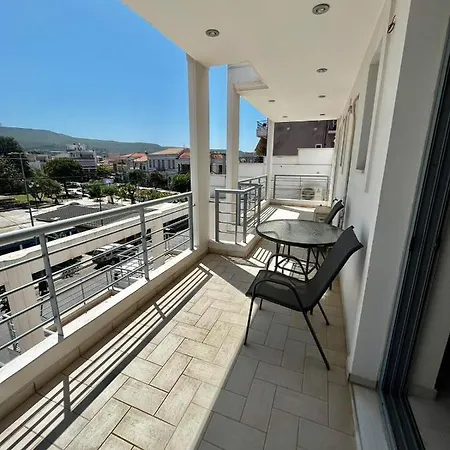 Apartment με θέα την πλατεία *
