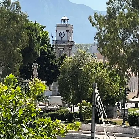 με θέα την πλατεία *